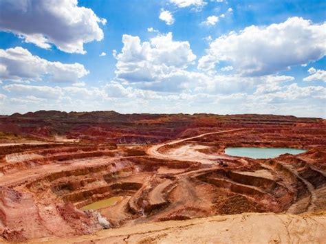  Bauxite: การขุดพบแร่สำหรับอุตสาหกรรมและการผลิตอะลูมินัมที่เป็นมิตรต่อสิ่งแวดล้อม!